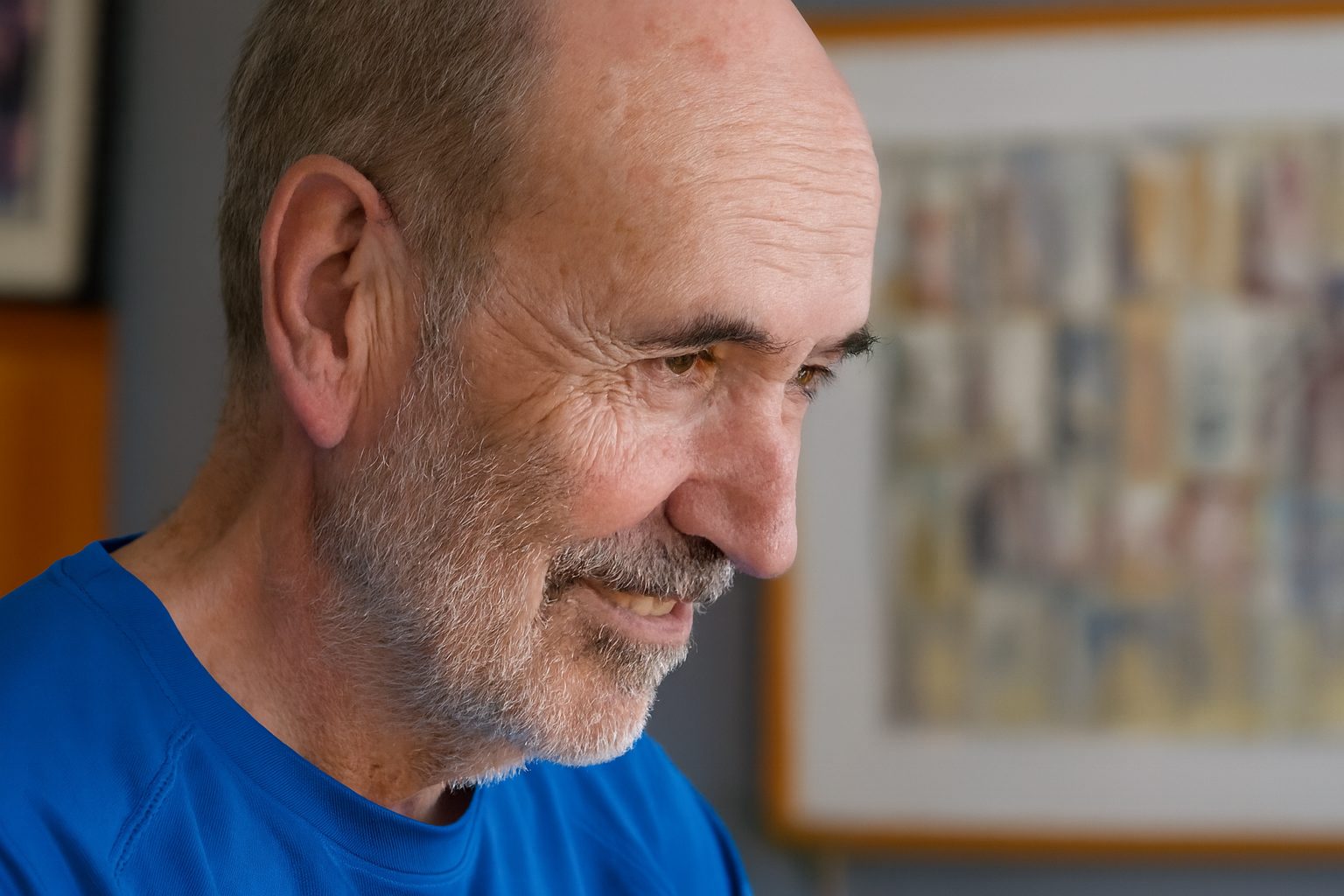 Paciente recibiendo fisioterapia pulmonar en casa para respirar mejor