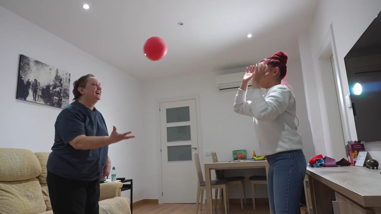 Paciente sonriendo, mostrando su progreso en la rehabilitación neurológica a domicilio