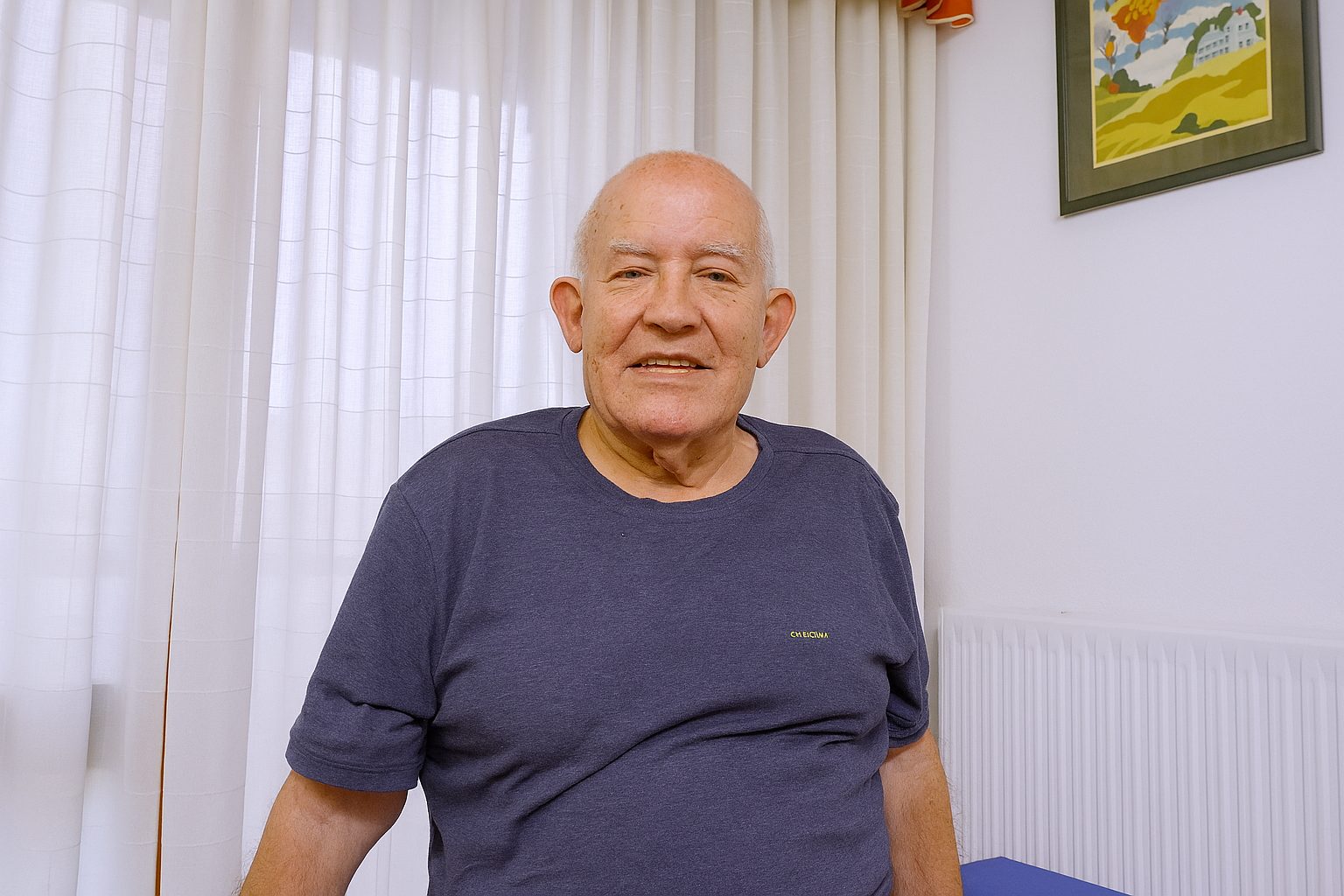 Paciente sonriendo y sin dolor de espalda gracias a la fisioterapia a domicilio