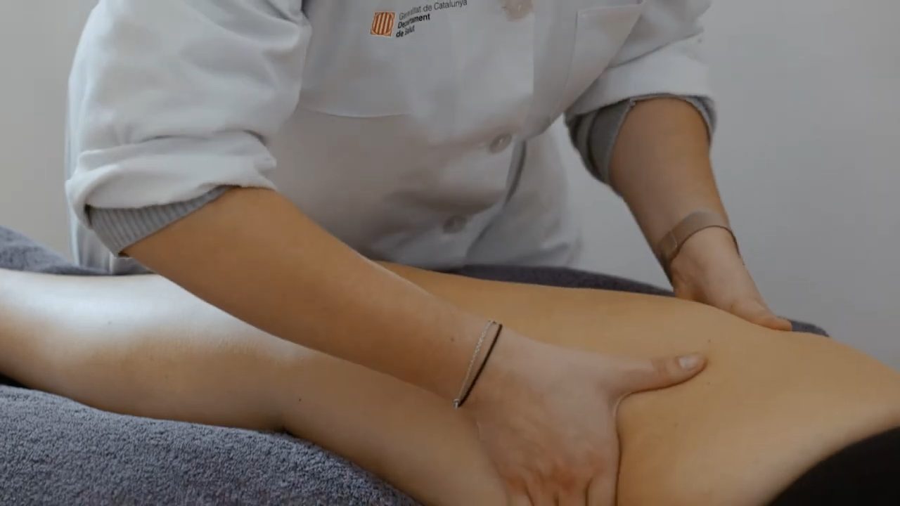 Masajista aplicando drenaje linfático manual a domicilio en Barcelona