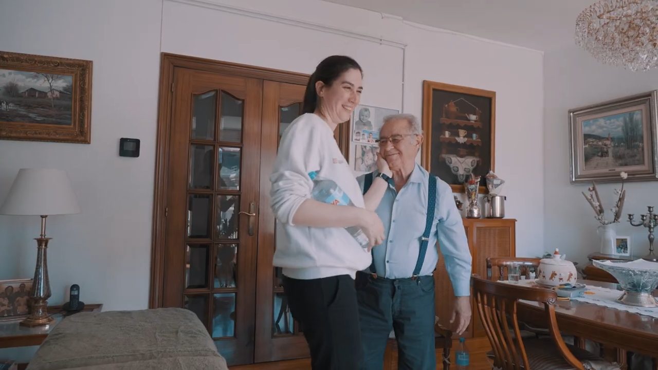 Paciente sonriendo y sin dolor de espalda gracias a la fisioterapia a domicilio para su hernia discal