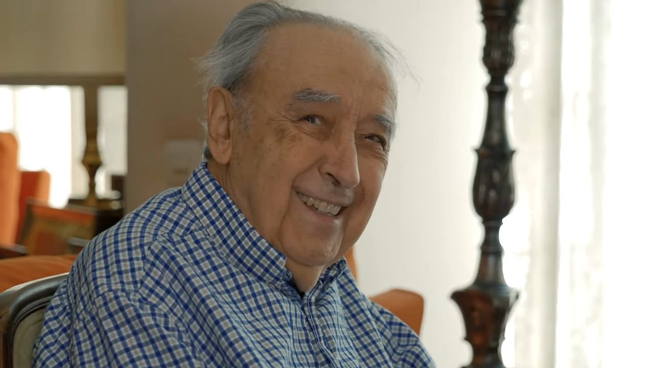 Paciente mayor sonriendo, ha ganado confianza y seguridad gracias a la fisioterapia para prevenir caídas.